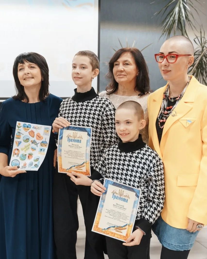 Новини Вінниці - фото з «Хочуть наблизити перемогу»: маленькі вінничанки на 400 тисяч гривень продали саморобних наліпок