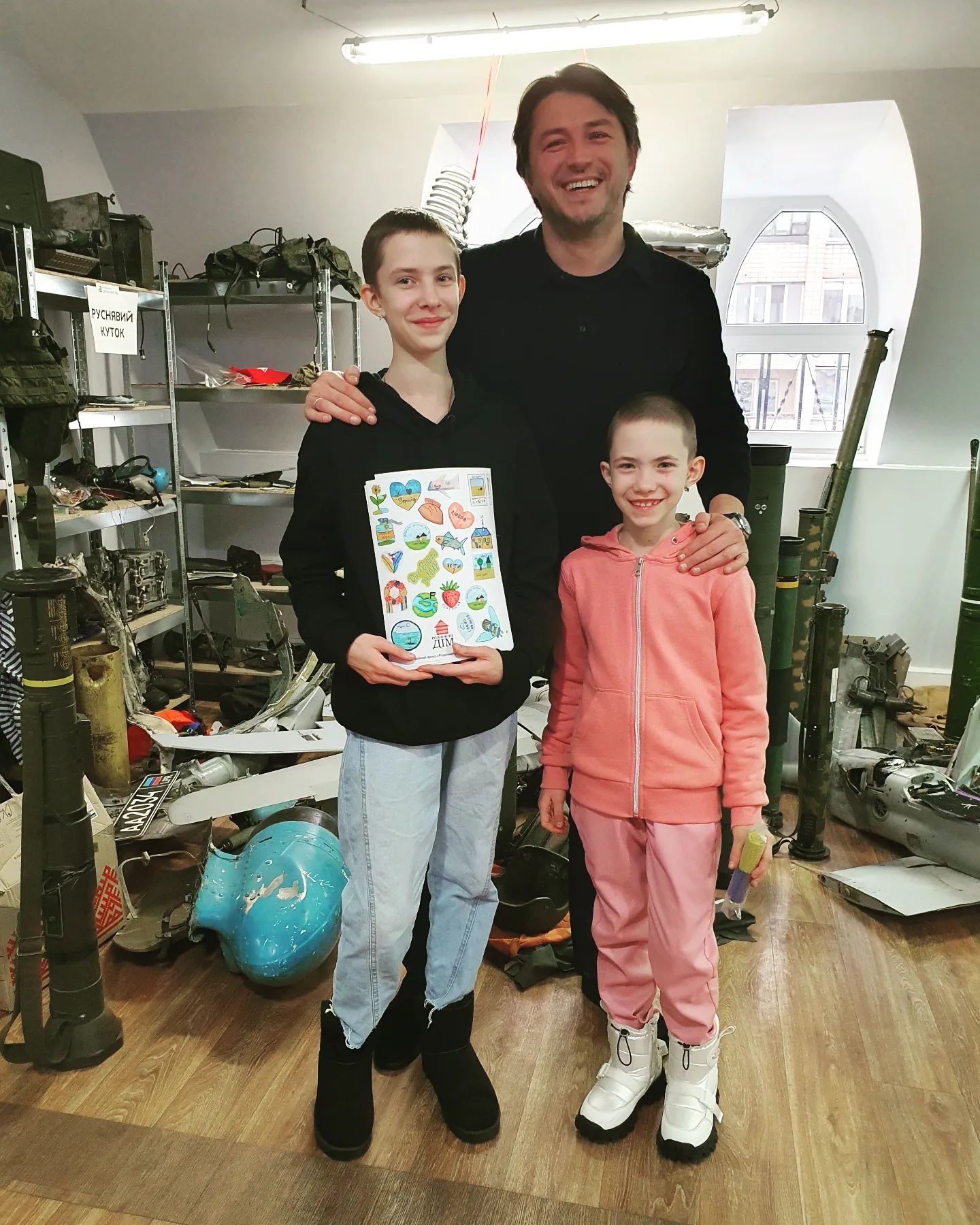 Новини Вінниці - фото з «Хочуть наблизити перемогу»: маленькі вінничанки на 400 тисяч гривень продали саморобних наліпок