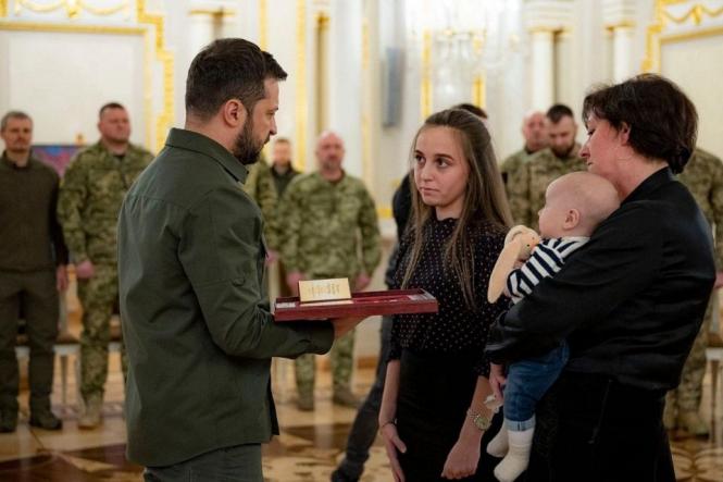 Зеленський вручив орден родині загиблого лейтенанта Владислава Українця з Хмільника