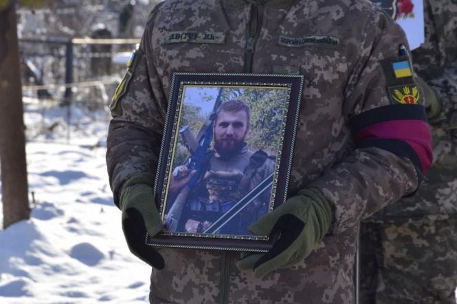 Воїна зустріли під гучний сигнал сирен автомобілів ДСНС. Жмеринка попрощалася з Героєм