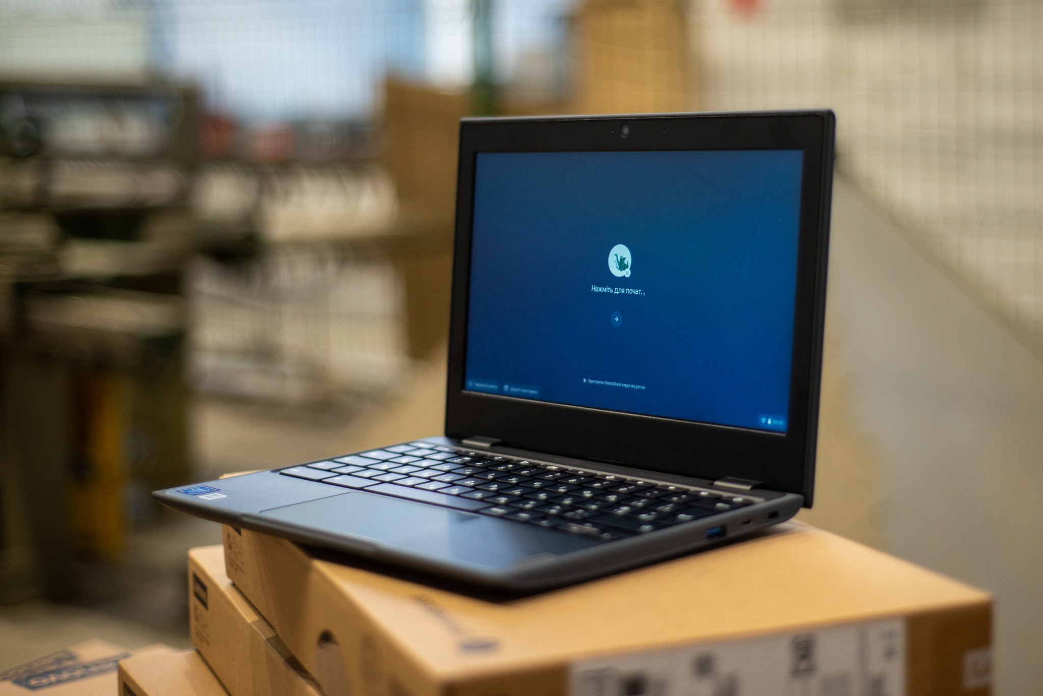 На зображенні може бути: ноутбук та екран