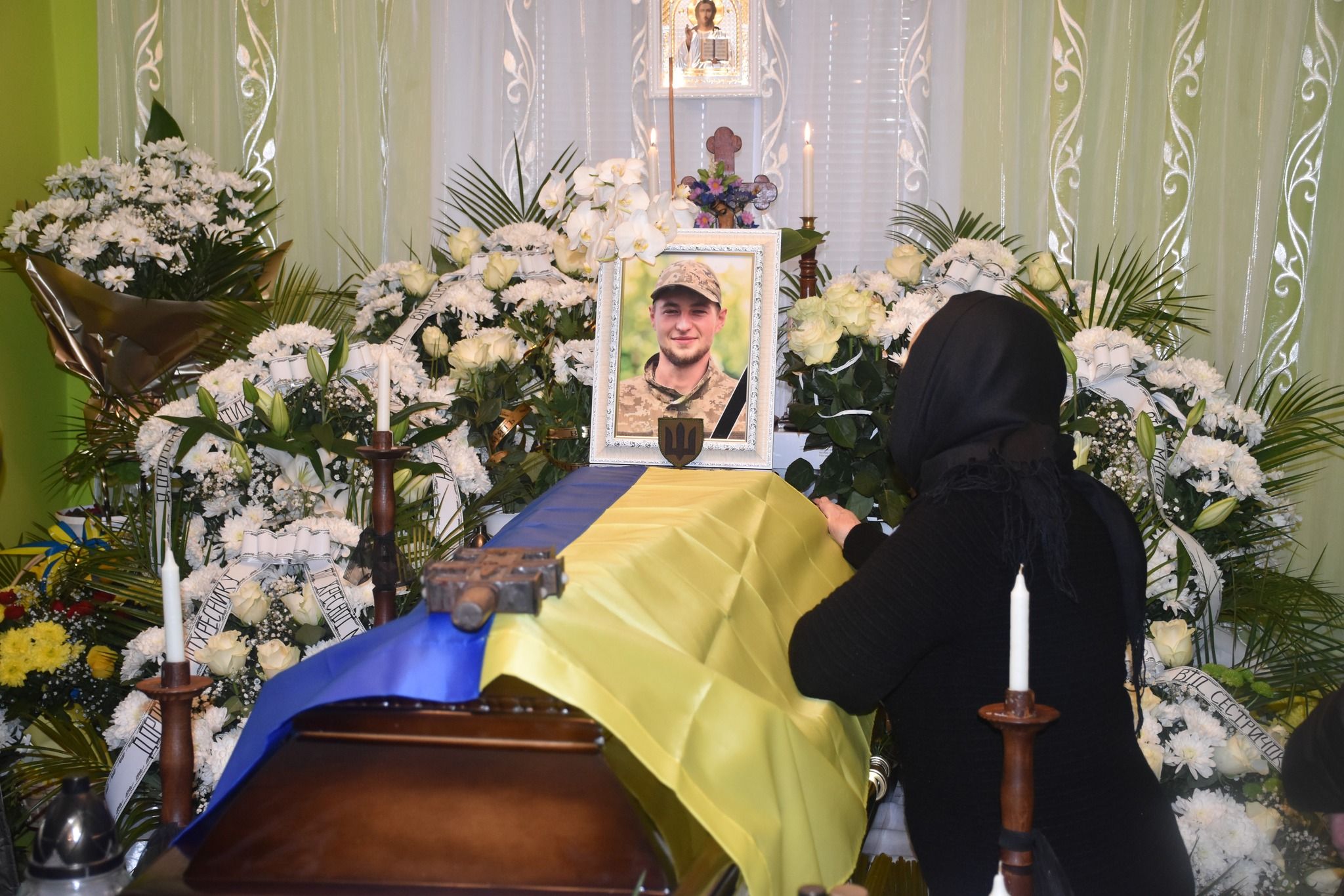 Новини Тернополя - фото з Слів розради не знайти... На Тернопільщині провели в останню дорогу 23-річного воїна Андрія Кобякова