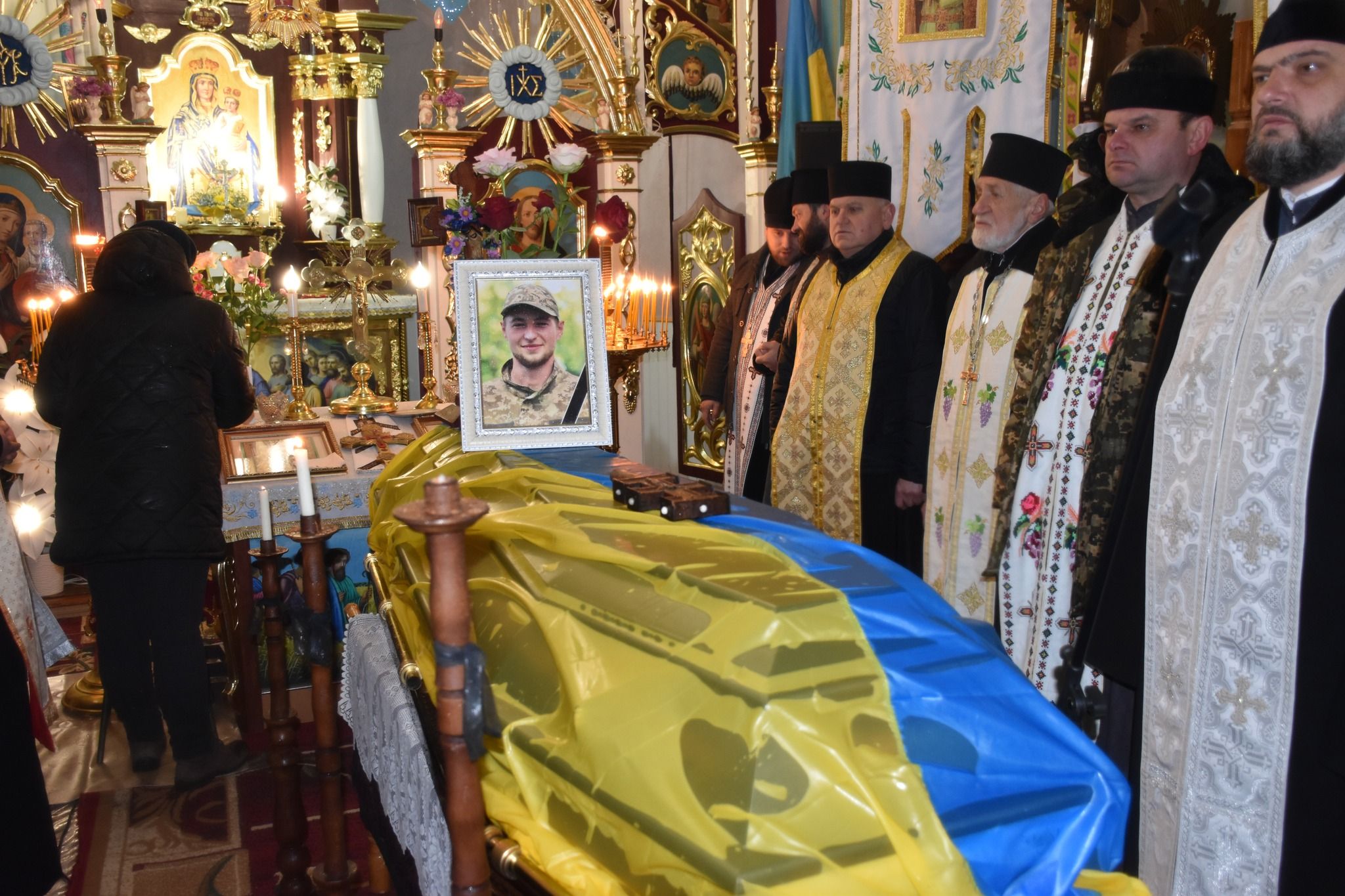Новини Тернополя - фото з Слів розради не знайти... На Тернопільщині провели в останню дорогу 23-річного воїна Андрія Кобякова