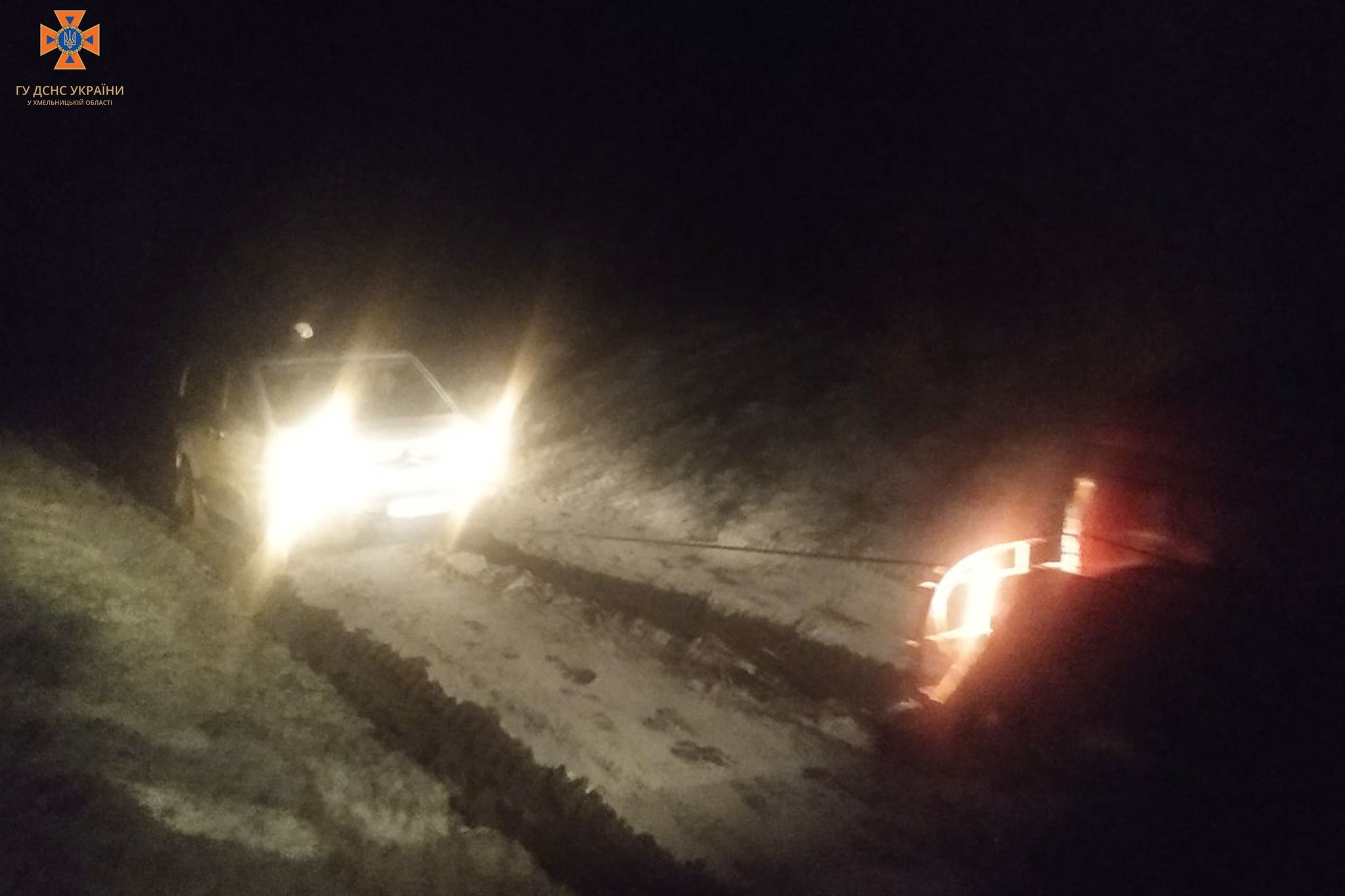 Новини Хмельницького - фото з На Хмельниччині автомобіль застряг в кюветі. Водій попросив допомоги