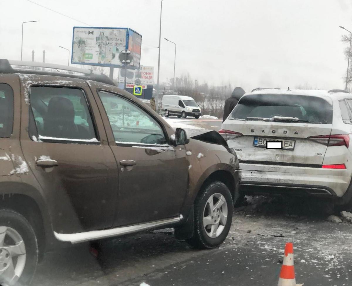 Новини Тернополя - фото з Біля Петриківського перехрестя ДТП: розбиті 4 авто, є потерпілі