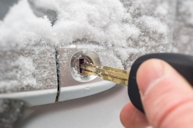 Потужний двигун, шипована гума та безпечна швидкість: ТОП 7 міфів про зимову їзду - фото 447941