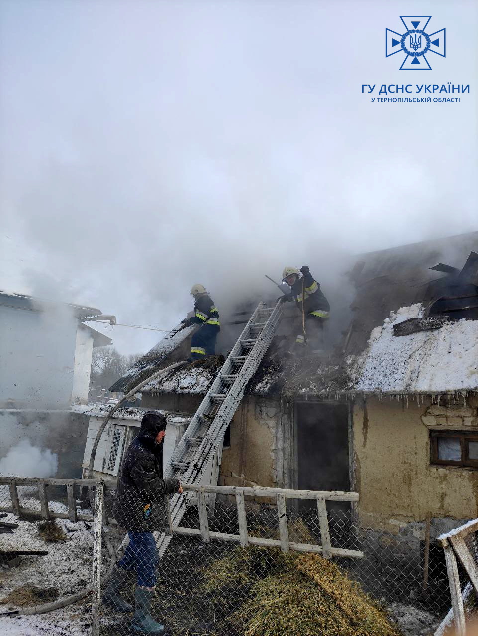 На зображенні може бути: 3 людини та на відкритому повітрі