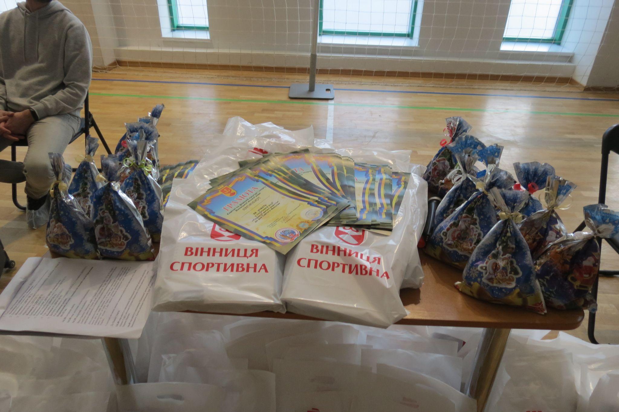 Новини Вінниці - фото з На спортивному святі для вимушених переселенців Святий Миколай пограв у шахи і баскетбол