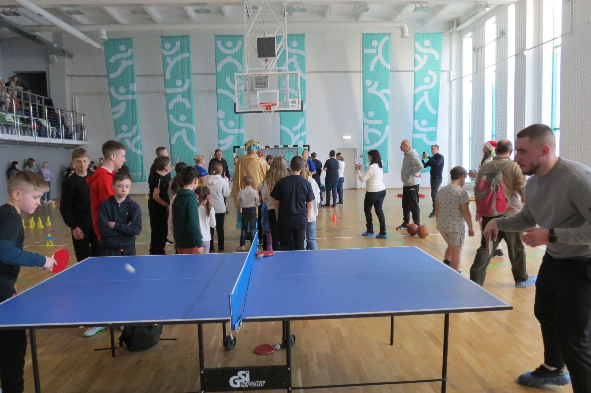 Новини Вінниці - фото з На спортивному святі для вимушених переселенців Святий Миколай пограв у шахи і баскетбол