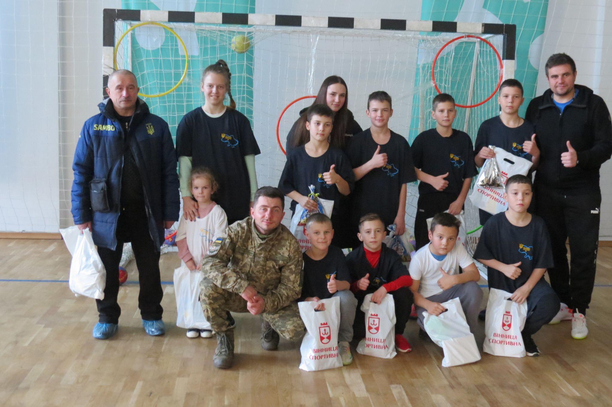 Новини Вінниці - фото з На спортивному святі для вимушених переселенців Святий Миколай пограв у шахи і баскетбол