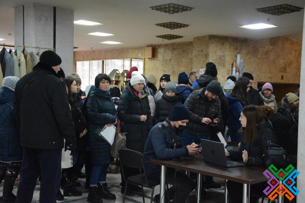 Новини Хмельницького - фото з На Хмельниччині переселенці з Маріуполя отримали тисячу продуктових сертифікатів