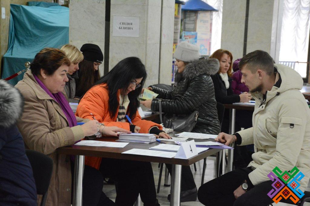 Новини Хмельницького - фото з На Хмельниччині переселенці з Маріуполя отримали тисячу продуктових сертифікатів