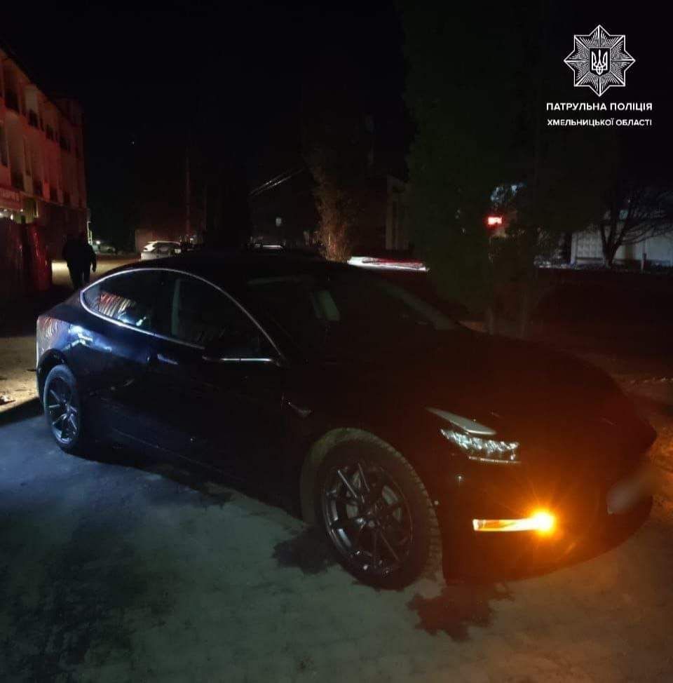 Новини Хмельницького - фото з Невідомі пошкодили “Tesla” та ще два легковики: подробиці