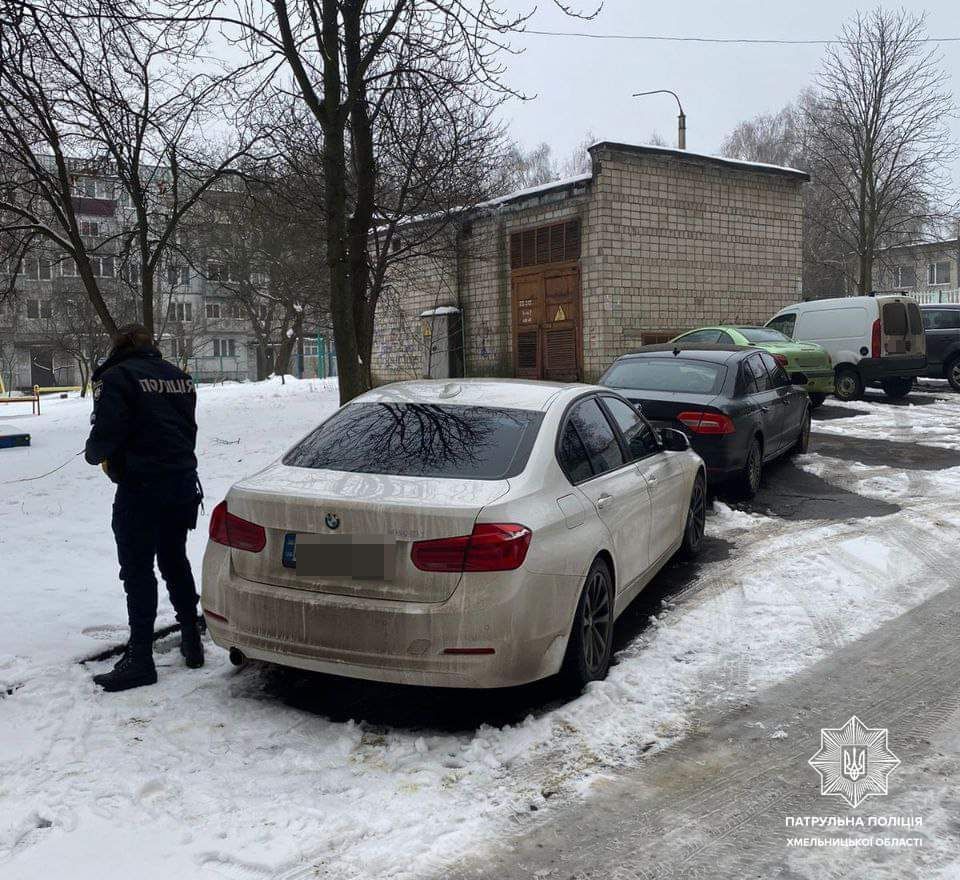 Новини Хмельницького - фото з Невідомі пошкодили “Tesla” та ще два легковики: подробиці