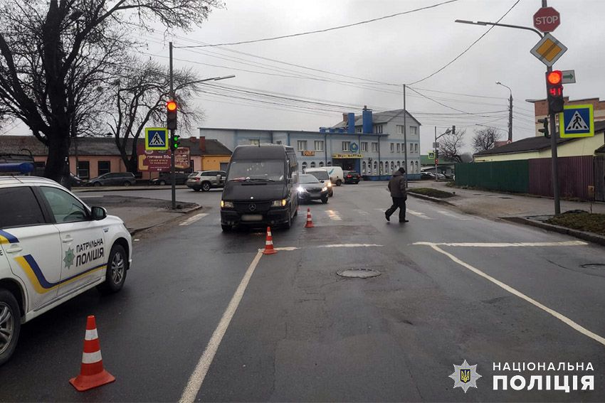 Новини Хмельницького - фото з ДТП на Чорновола: маршрутка на “зебрі” збила жінку