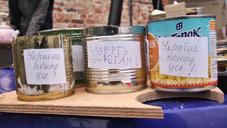 Новини Хмельницького - фото з У Хмельницькому десятикласник зі сестричками вдома виготовляють окопні свічки для військових