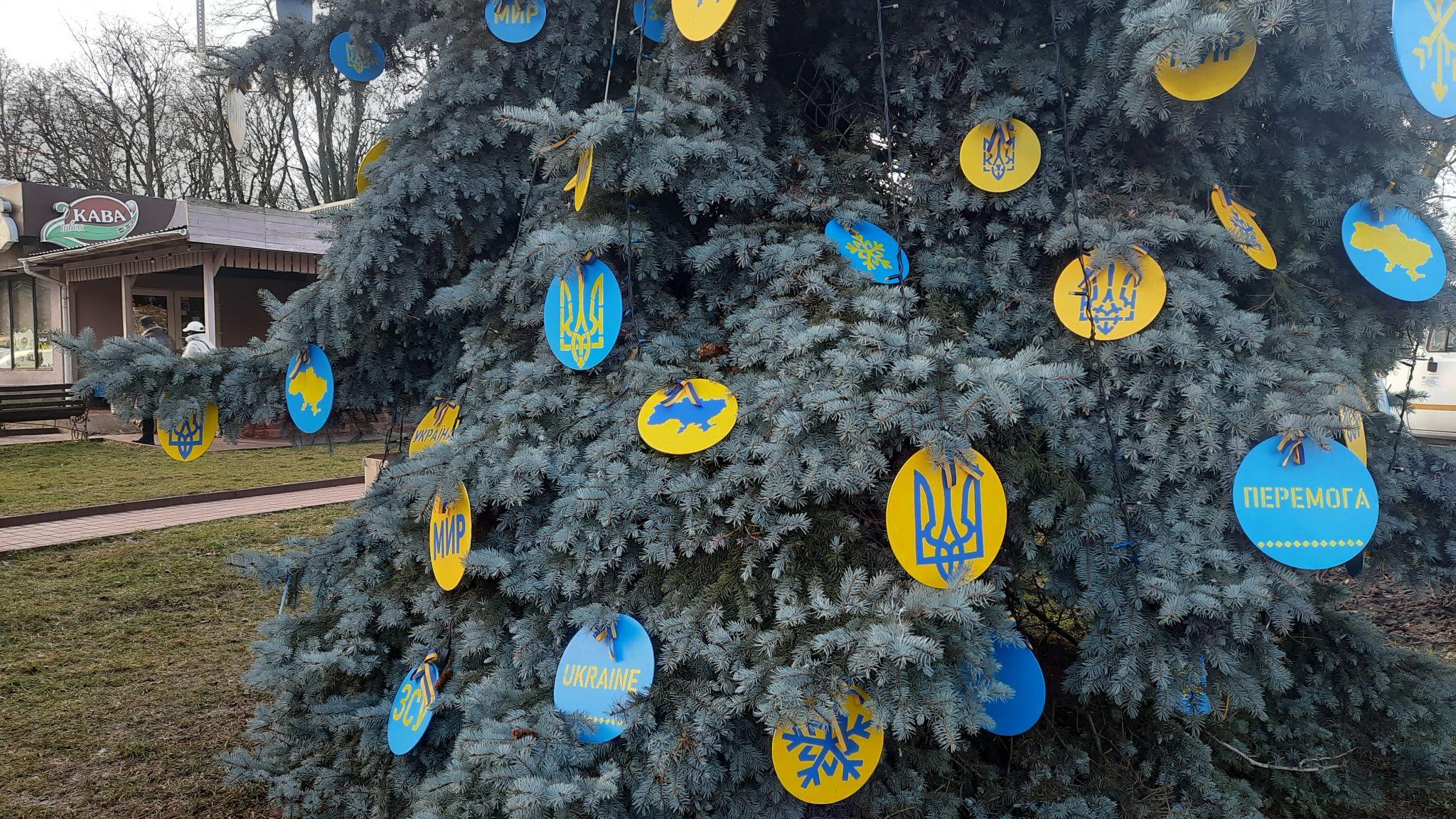 Новини Хмельницького - фото з У Центрі поставили патріотичну новорічну ялинку. Вона світиться від генератора (ФОТО)