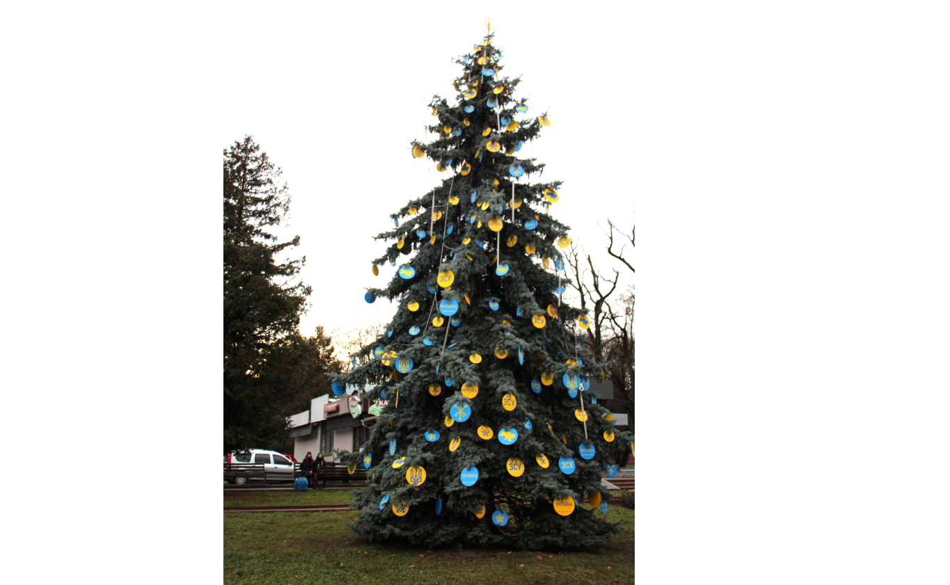 Новини Хмельницького - фото з У Центрі поставили патріотичну новорічну ялинку. Вона світиться від генератора (ФОТО)