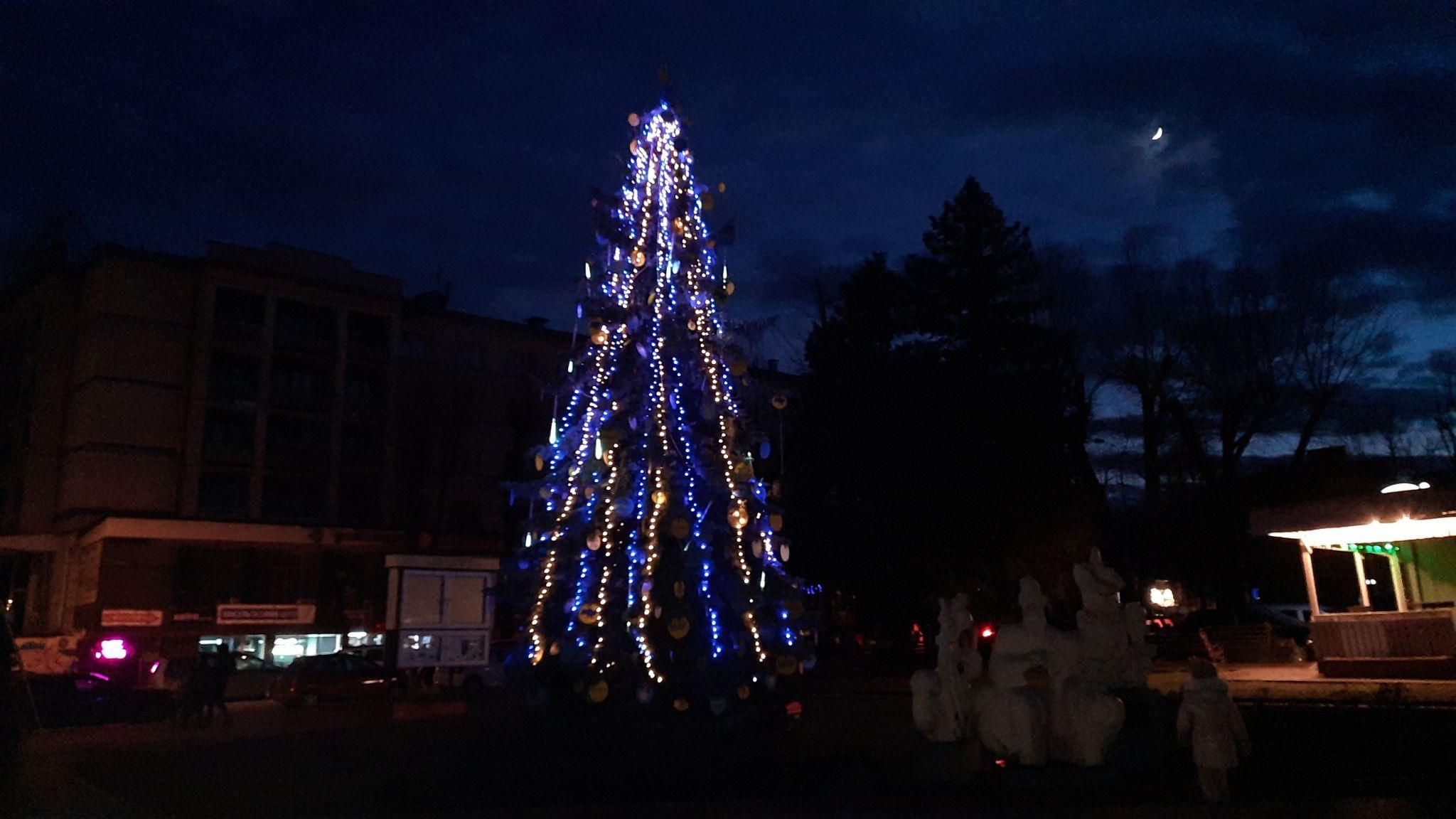 Новини Хмельницького - фото з У Центрі поставили патріотичну новорічну ялинку. Вона світиться від генератора (ФОТО)