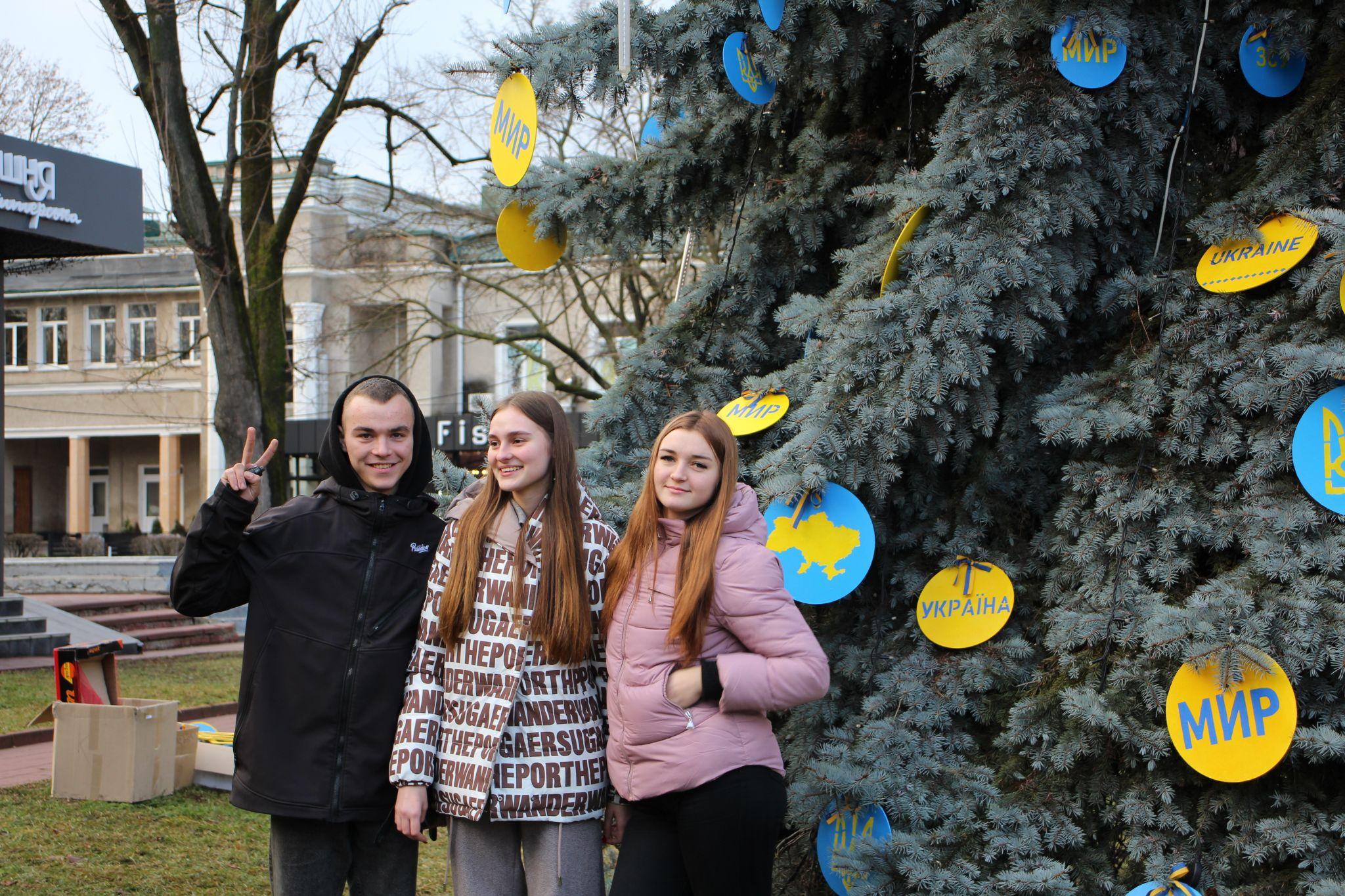 Новини Хмельницького - фото з У Центрі поставили патріотичну новорічну ялинку. Вона світиться від генератора (ФОТО)