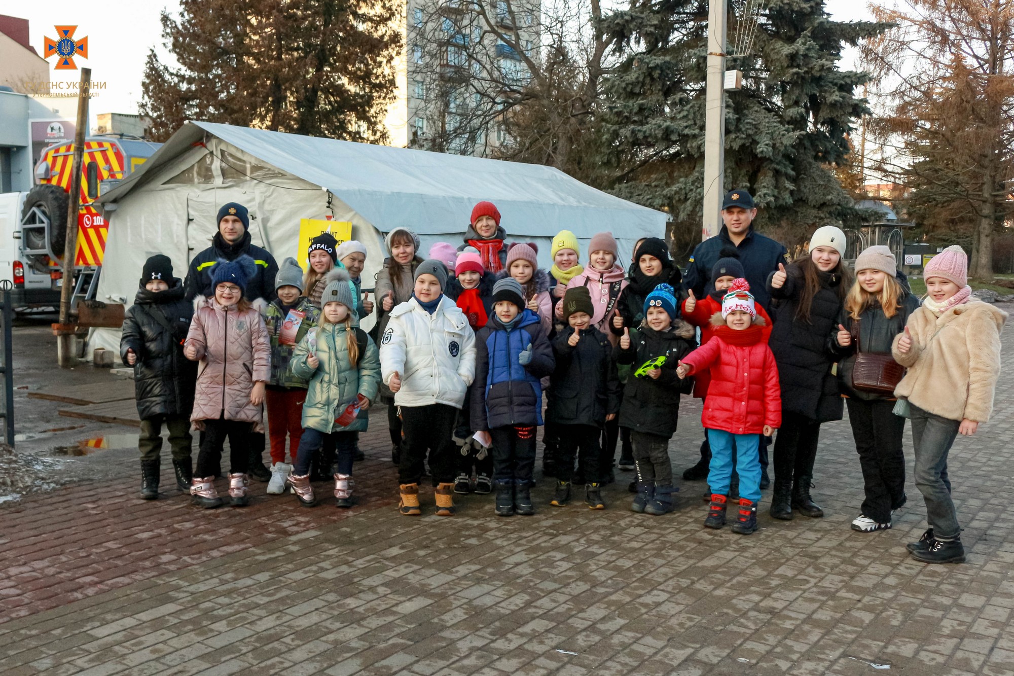 Новини Тернополя - фото з Тернопільські рятувальники провели «Урок безпеки» для малечі у «Пункті незламності»: дивіться фото На зображенні може бути: 14 людей, дитина, люди стоять та на відкритому повітрі