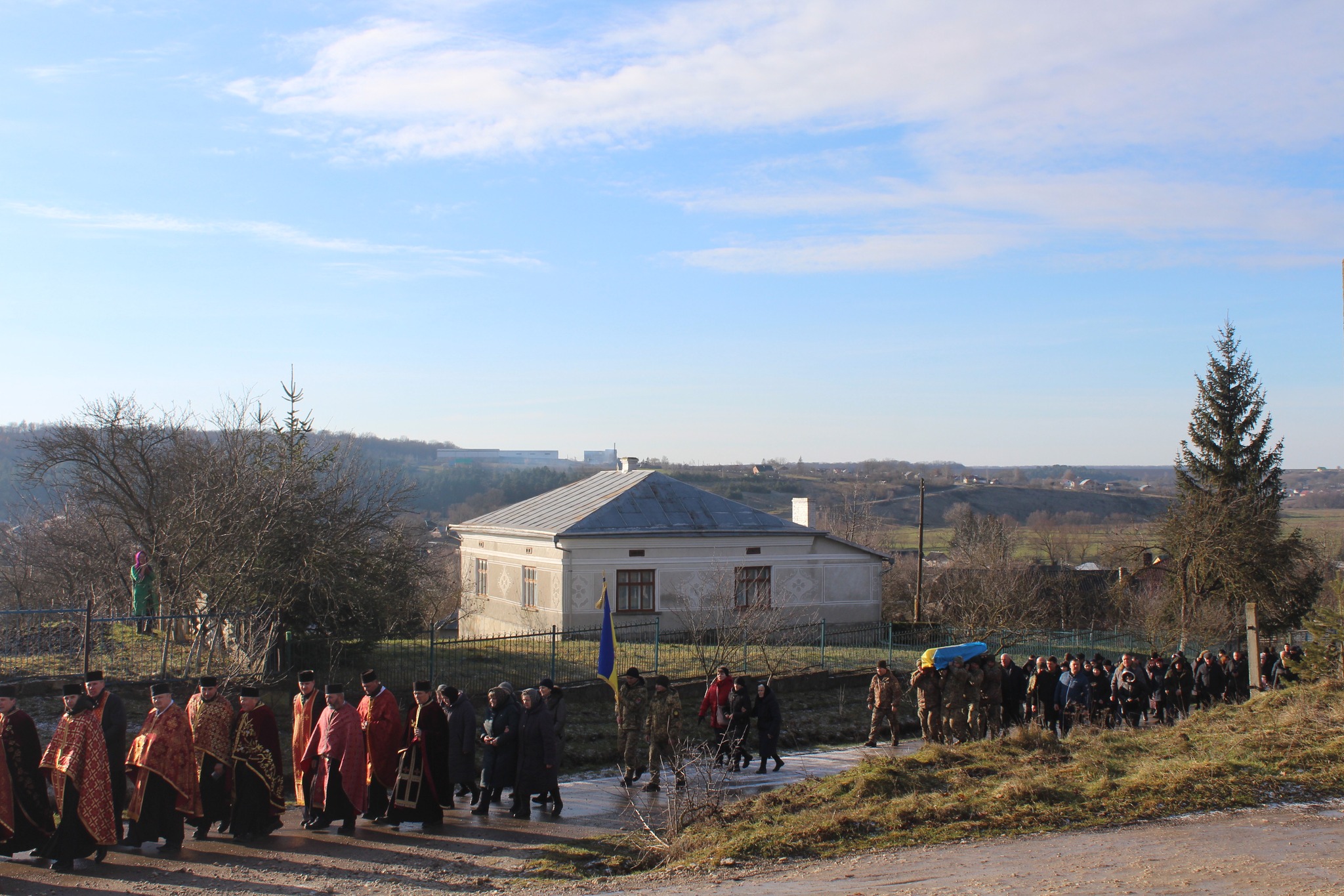 Новини Тернополя - фото з У селі Грабовець на Тернопільщині попрощались із загиблим воїном Миколою Пителем На зображенні може бути: 14 людей, люди стоять та на відкритому повітрі
