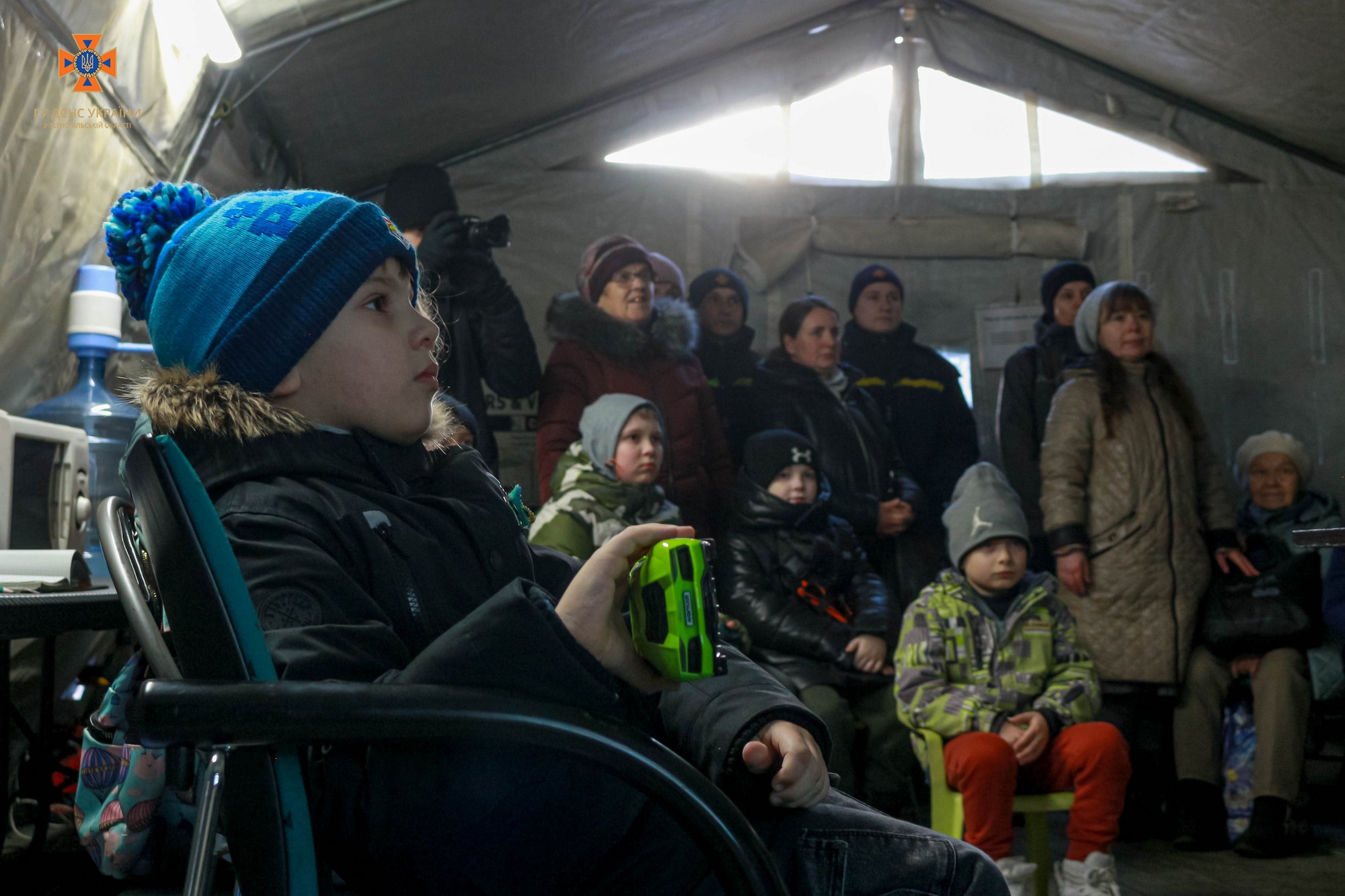 Новини Тернополя - фото з Тернопільські рятувальники провели «Урок безпеки» для малечі у «Пункті незламності»: дивіться фото На зображенні може бути: 4 людини, дитина, люди стоять та люди сидять