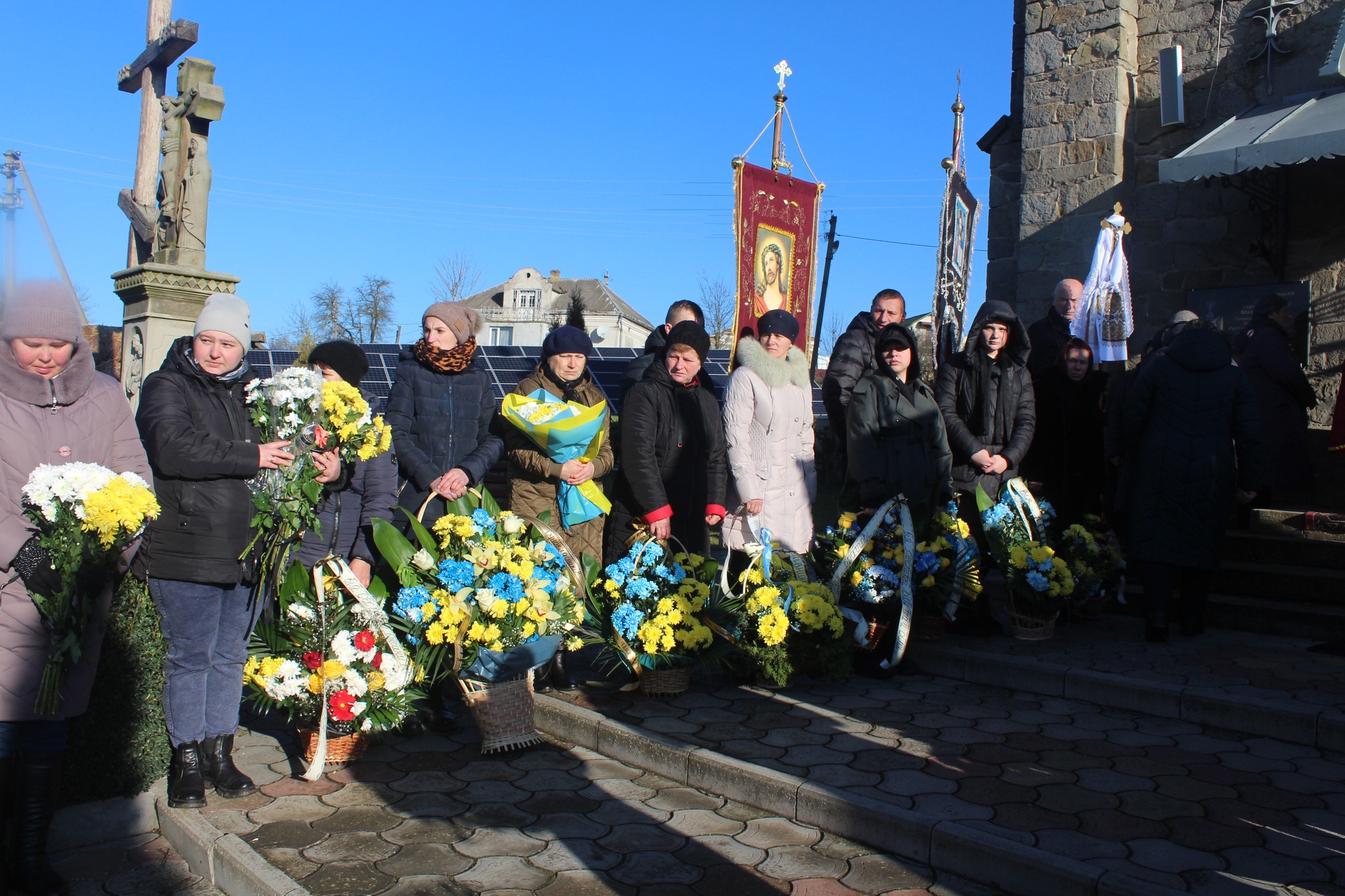 Новини Тернополя - фото з У селі Грабовець на Тернопільщині попрощались із загиблим воїном Миколою Пителем На зображенні може бути: 12 людей, люди стоять, на відкритому повітрі та пам’ятник