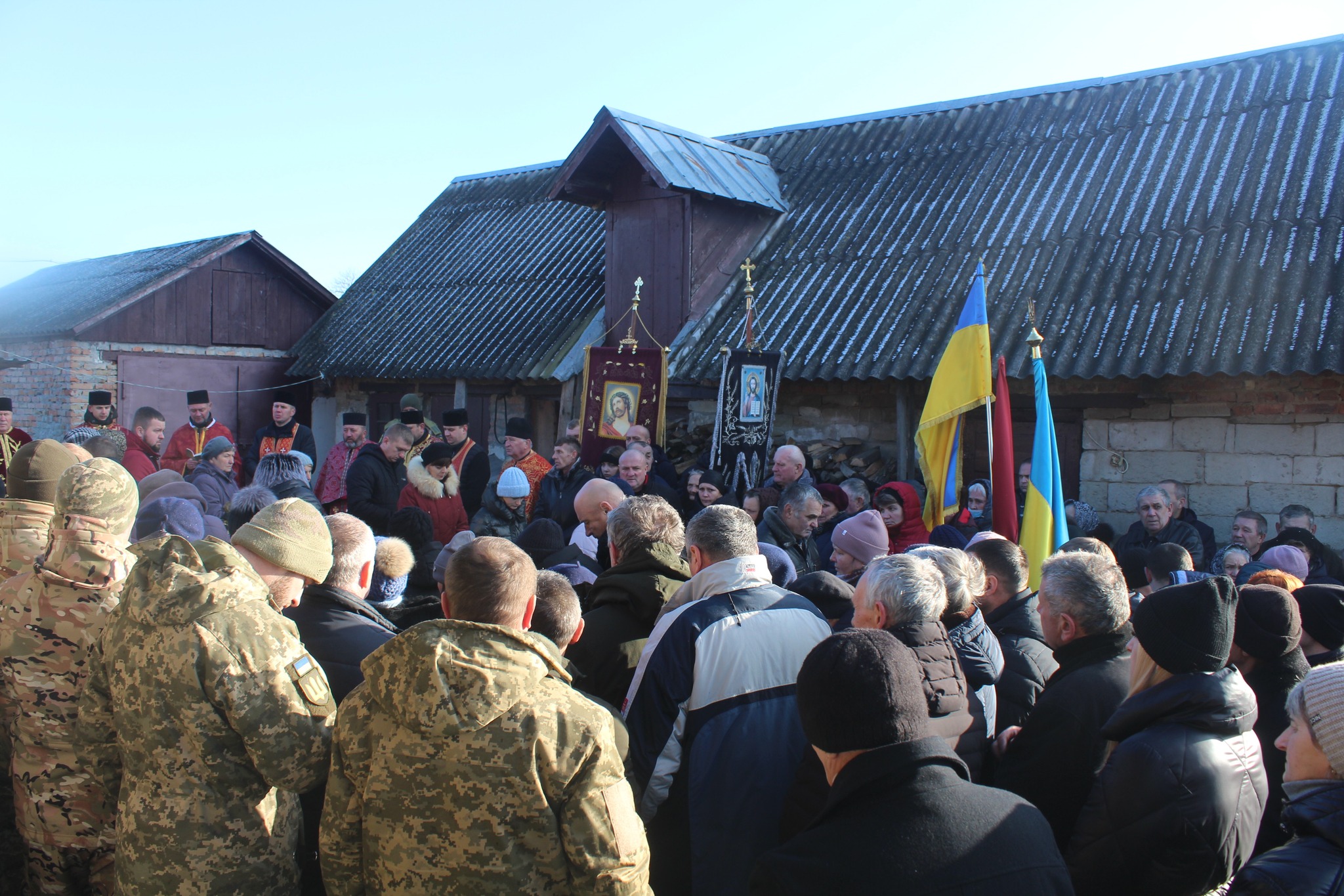 Новини Тернополя - фото з У селі Грабовець на Тернопільщині попрощались із загиблим воїном Миколою Пителем На зображенні може бути: 1 особа, стоїть та на відкритому повітрі
