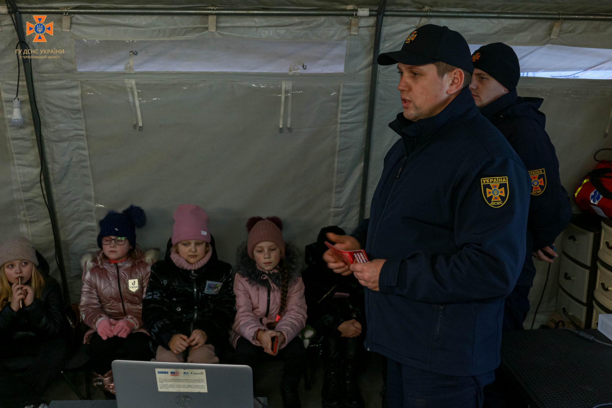Новини Тернополя - фото з Тернопільські рятувальники провели «Урок безпеки» для малечі у «Пункті незламності»: дивіться фото На зображенні може бути: 6 людей, дитина та люди стоять