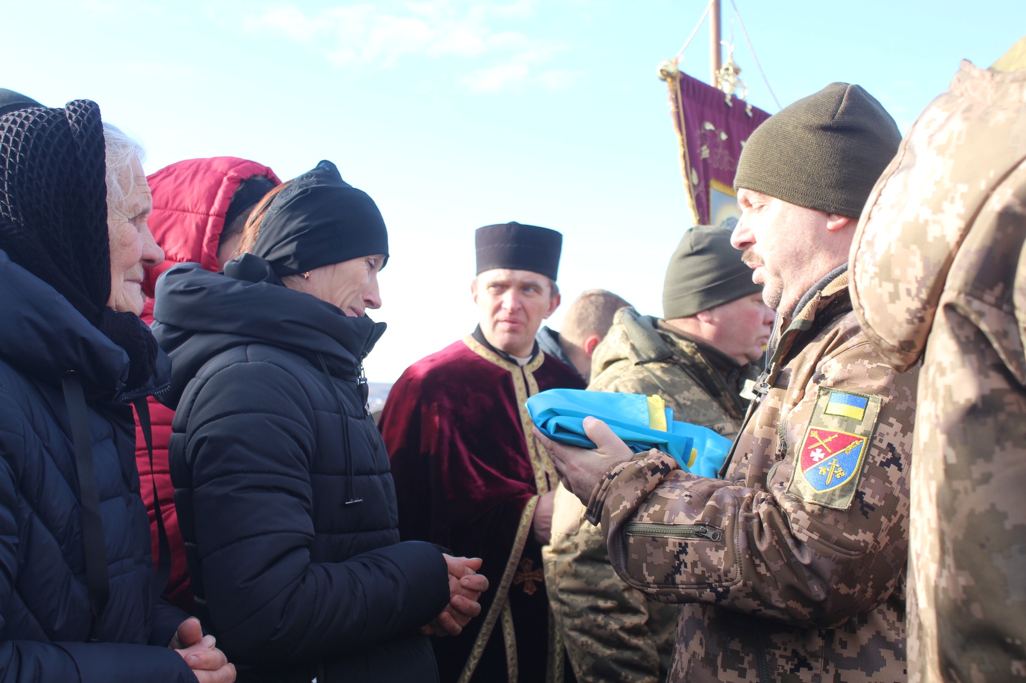 Новини Тернополя - фото з У селі Грабовець на Тернопільщині попрощались із загиблим воїном Миколою Пителем На зображенні може бути: 4 людини, люди стоять та на відкритому повітрі