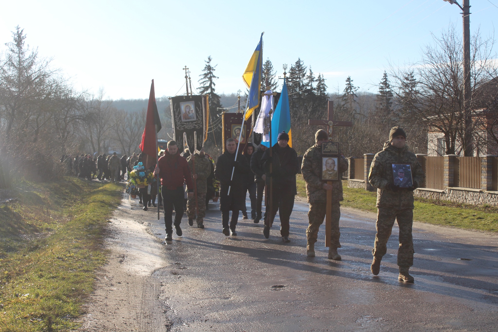 Новини Тернополя - фото з У селі Грабовець на Тернопільщині попрощались із загиблим воїном Миколою Пителем На зображенні може бути: 8 людей, люди стоять та на відкритому повітрі