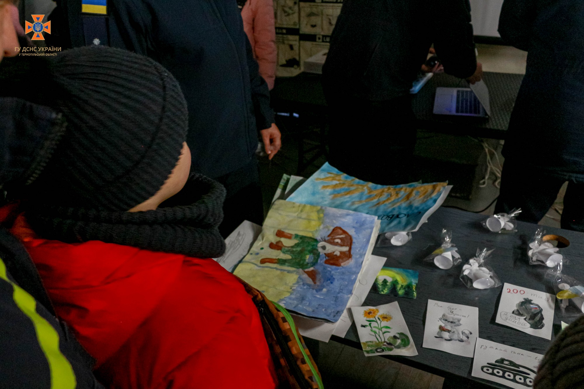 Новини Тернополя - фото з Тернопільські рятувальники провели «Урок безпеки» для малечі у «Пункті незламності»: дивіться фото На зображенні може бути: 4 людини