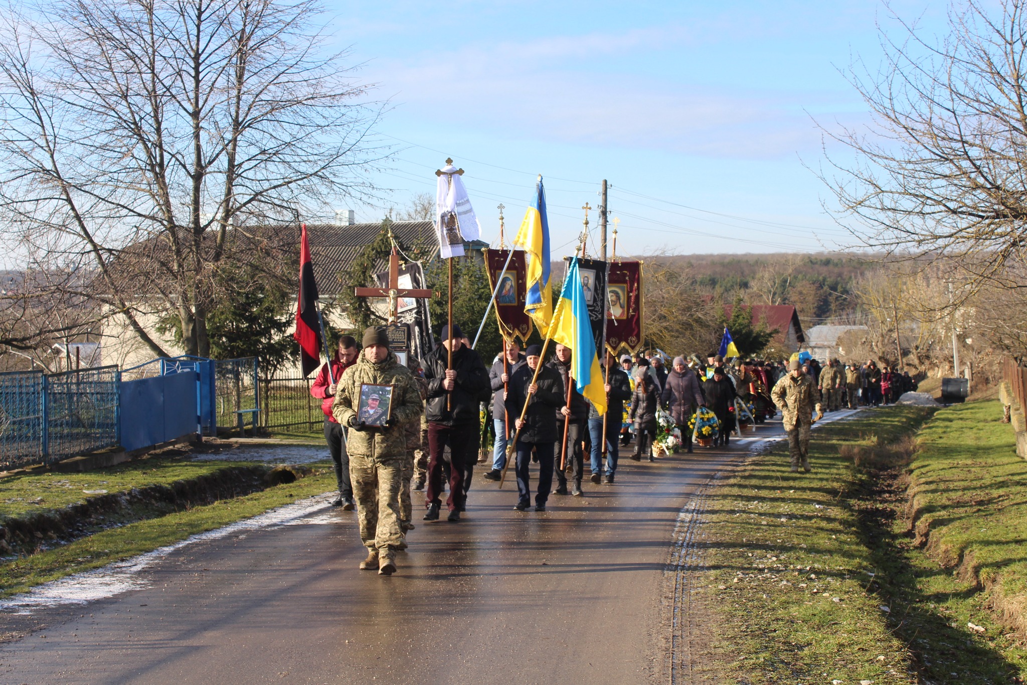 Новини Тернополя - фото з У селі Грабовець на Тернопільщині попрощались із загиблим воїном Миколою Пителем На зображенні може бути: 5 людей, люди стоять та на відкритому повітрі