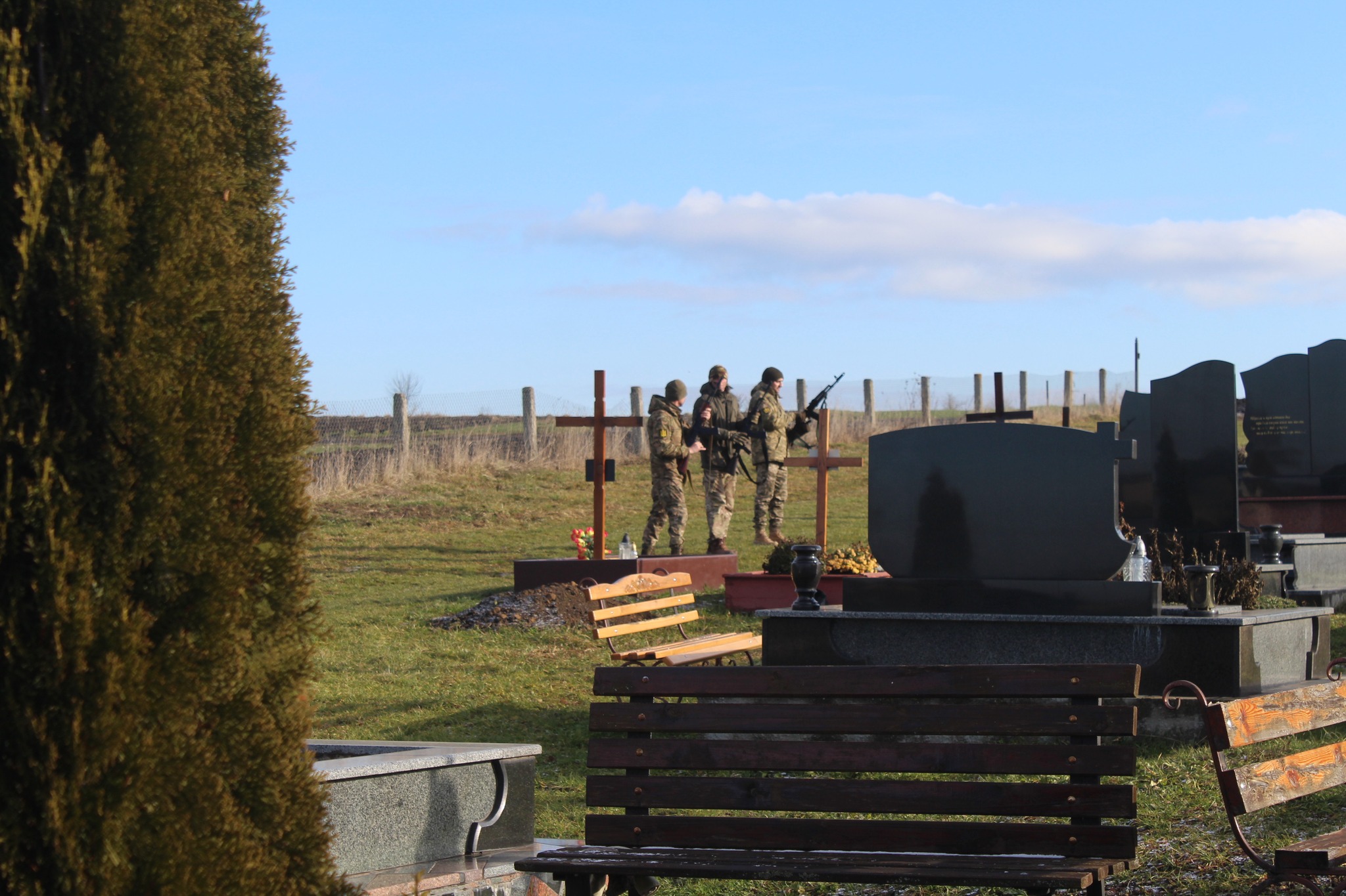 Новини Тернополя - фото з У селі Грабовець на Тернопільщині попрощались із загиблим воїном Миколою Пителем На зображенні може бути: 3 людини та на відкритому повітрі