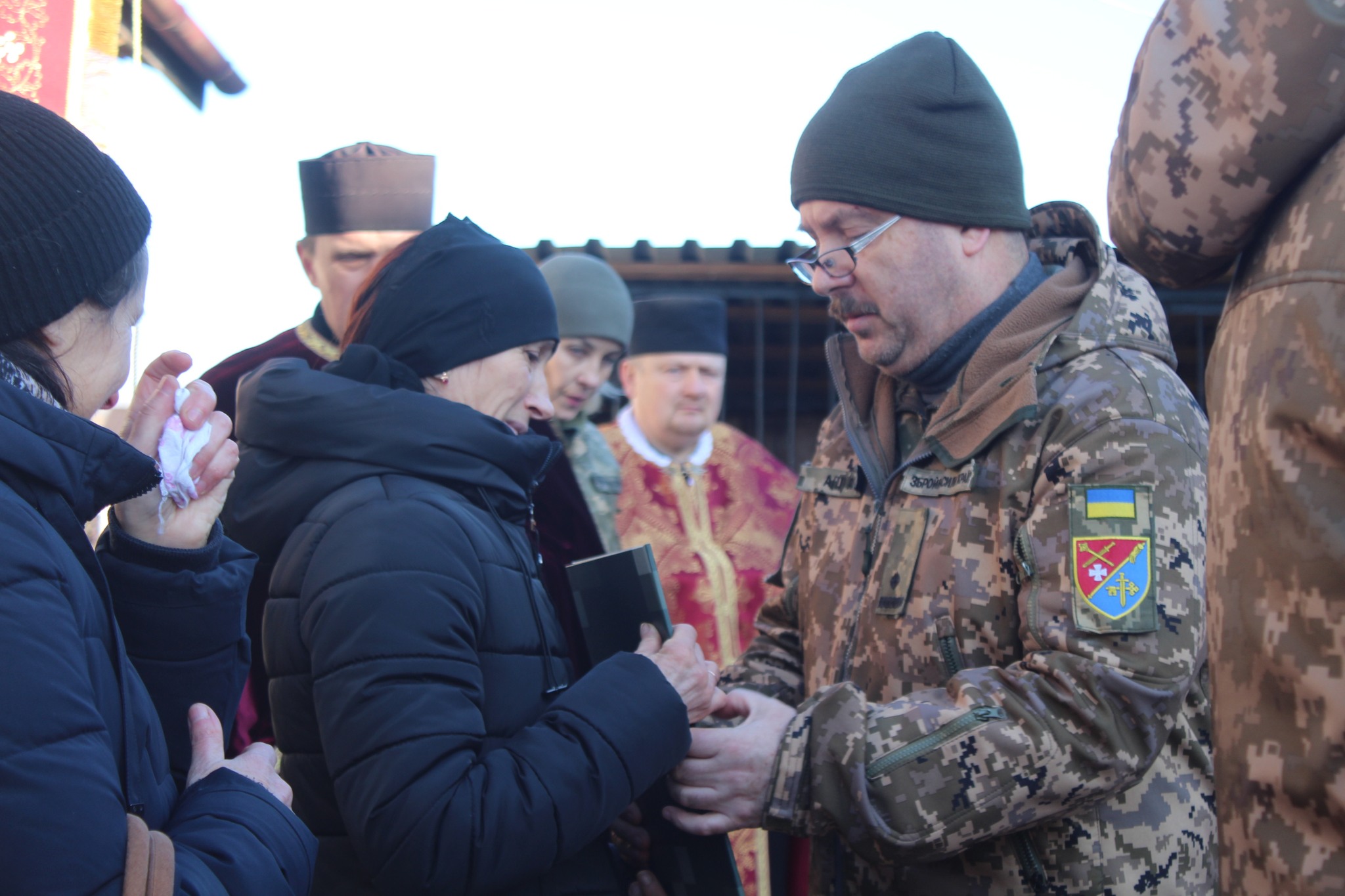 Новини Тернополя - фото з У селі Грабовець на Тернопільщині попрощались із загиблим воїном Миколою Пителем На зображенні може бути: 3 людини, люди стоять та на відкритому повітрі