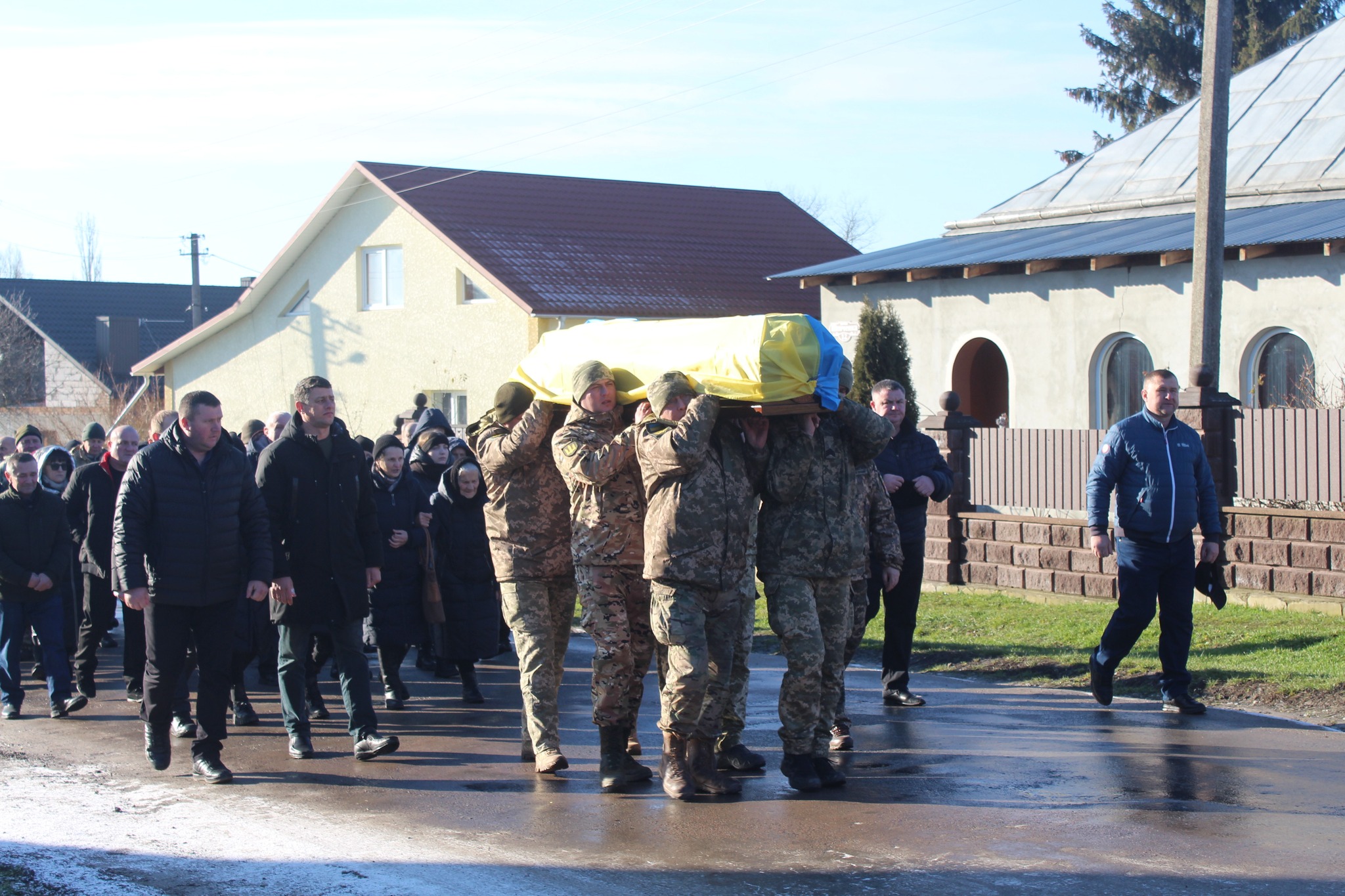 Новини Тернополя - фото з У селі Грабовець на Тернопільщині попрощались із загиблим воїном Миколою Пителем На зображенні може бути: 13 людей, люди стоять, військова форма та на відкритому повітрі