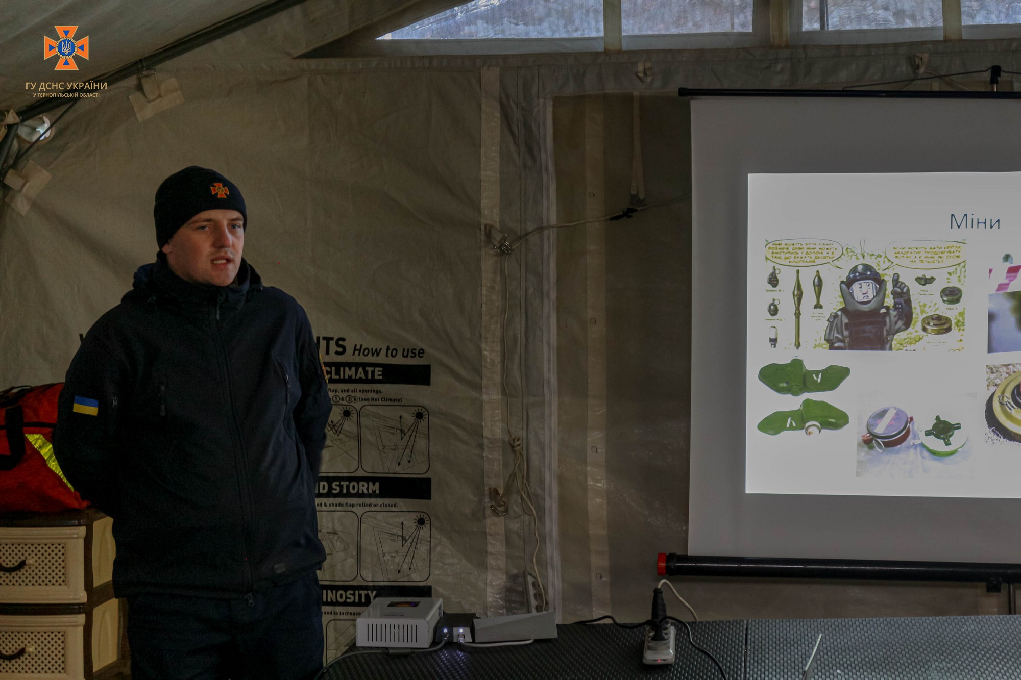 Новини Тернополя - фото з Тернопільські рятувальники провели «Урок безпеки» для малечі у «Пункті незламності»: дивіться фото На зображенні може бути: 1 особа та у приміщенні