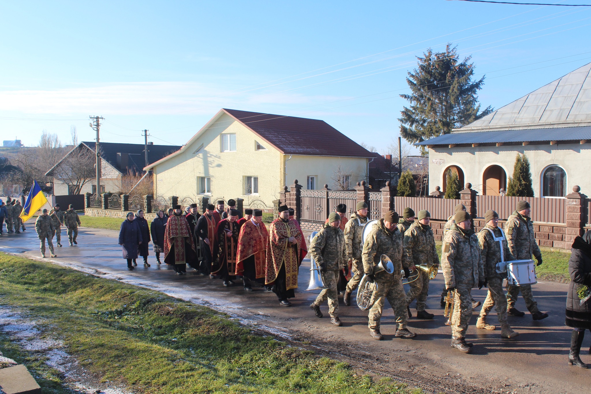 Новини Тернополя - фото з У селі Грабовець на Тернопільщині попрощались із загиблим воїном Миколою Пителем На зображенні може бути: 16 людей, люди стоять, військова форма та на відкритому повітрі