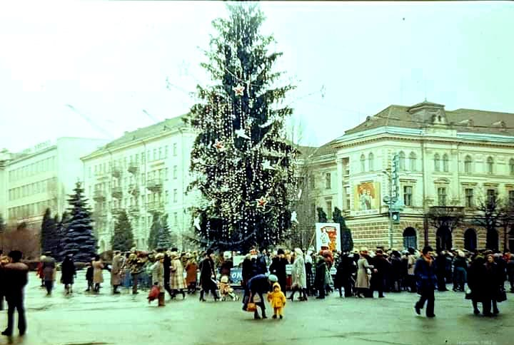 Новини Тернополя - фото з Як змінювалась головна новорічна ялинка Тернополя: дивіться підбірку фото