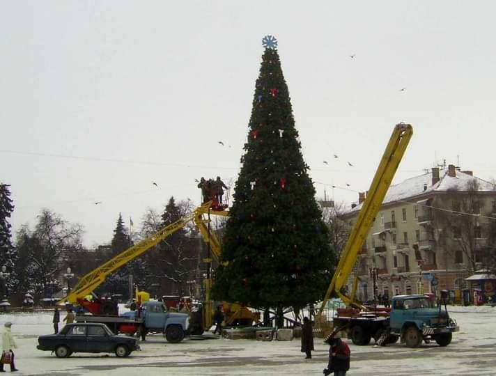 Новини Тернополя - фото з Як змінювалась головна новорічна ялинка Тернополя: дивіться підбірку фото