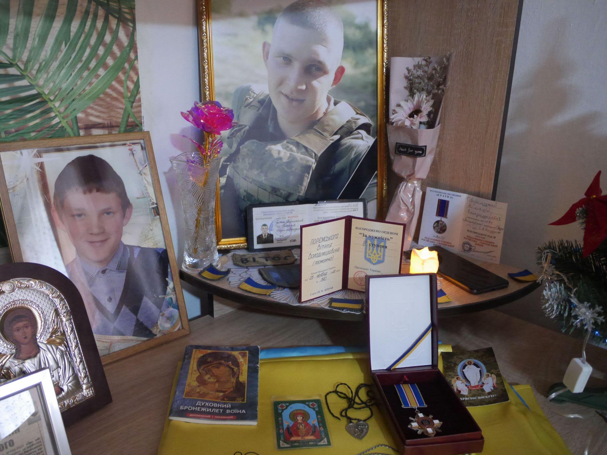 Новини Хмельницького - фото з Батькам загиблого солдата з Шепетівщини вручили орден сина «За мужність»