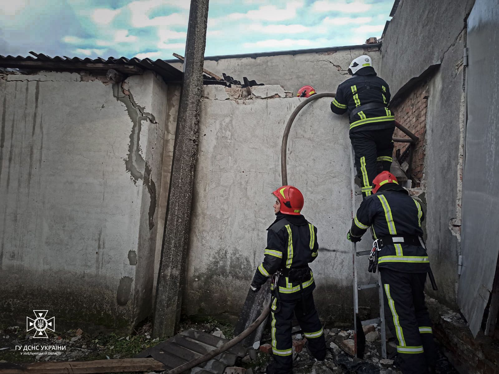 Новини Хмельницького - фото з Пошкоджені будинки, дитячий садок, АЗС: надзвичайники показали наслідки обстрілів на Хмельниччині (ФОТО)