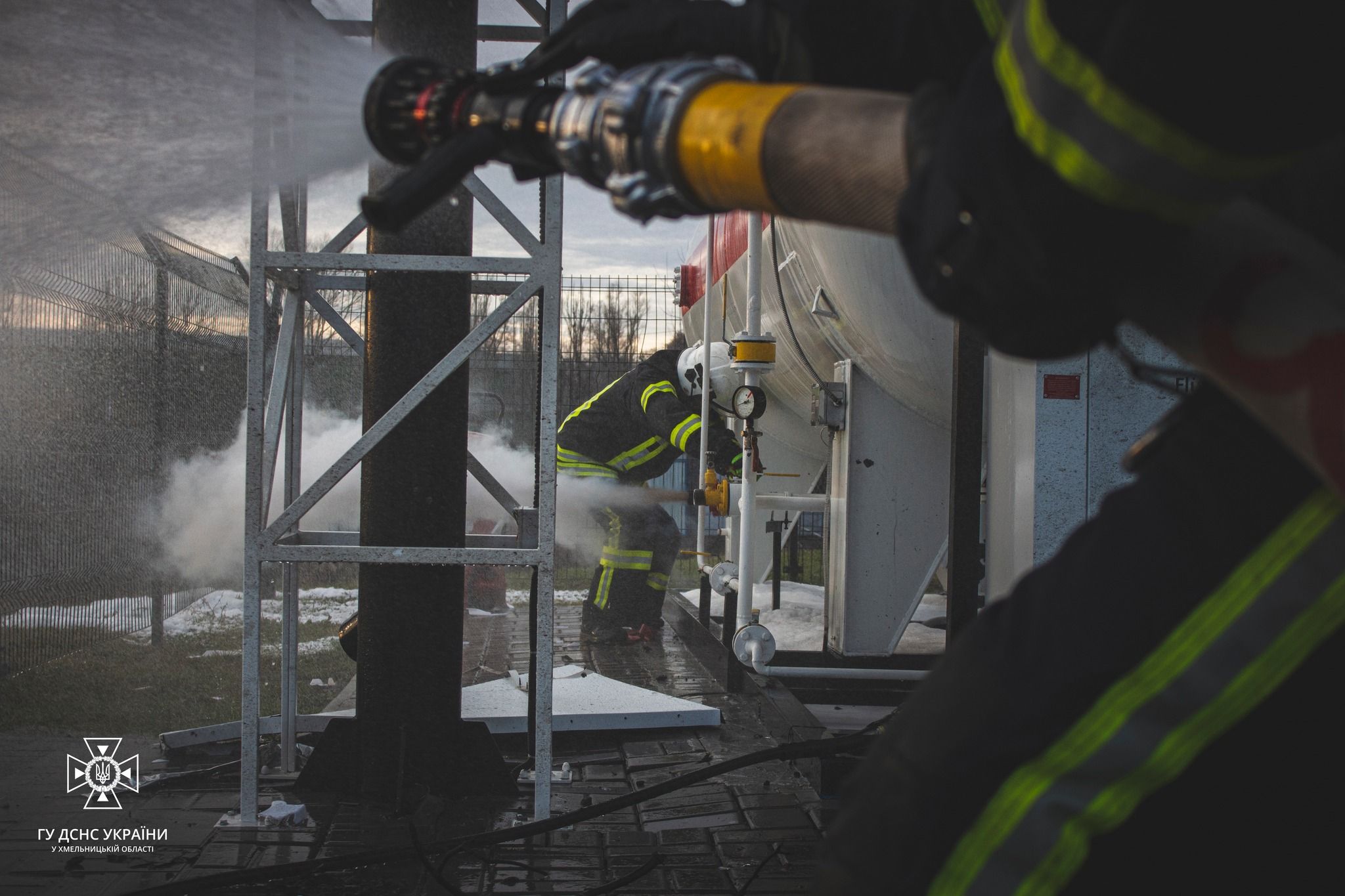 Новини Хмельницького - фото з Пошкоджені будинки, дитячий садок, АЗС: надзвичайники показали наслідки обстрілів на Хмельниччині (ФОТО)