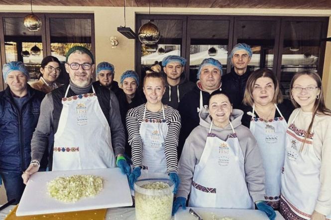 Новини Вінниці - фото з ТОП важливих новин на 20minut.ua від 26 грудня по 2 січня, які ви могли пропустити Для воїнів нарізали тонну «Олів’є» з ковбасою з Тульчина! Арсен Мірзоян про війну і «зірковий патруль»