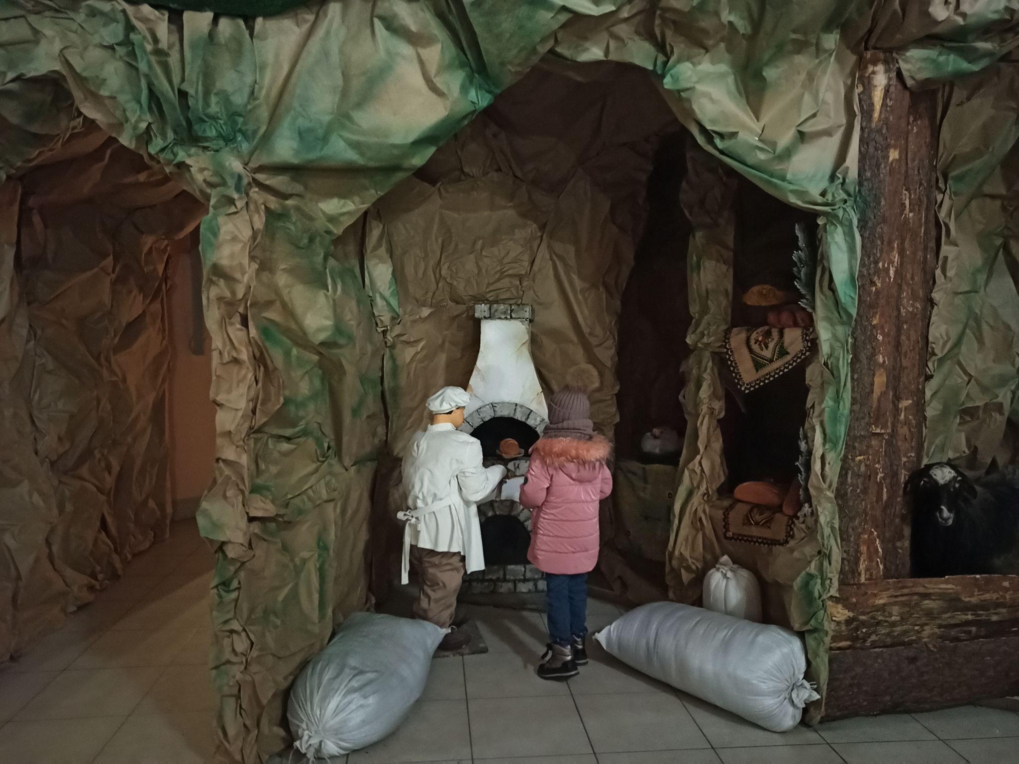 Новини Тернополя - фото з Біблійні персонажі та зруйновані війною будинки. Як виглядає найбільша в Україні Різдвяна шопка?