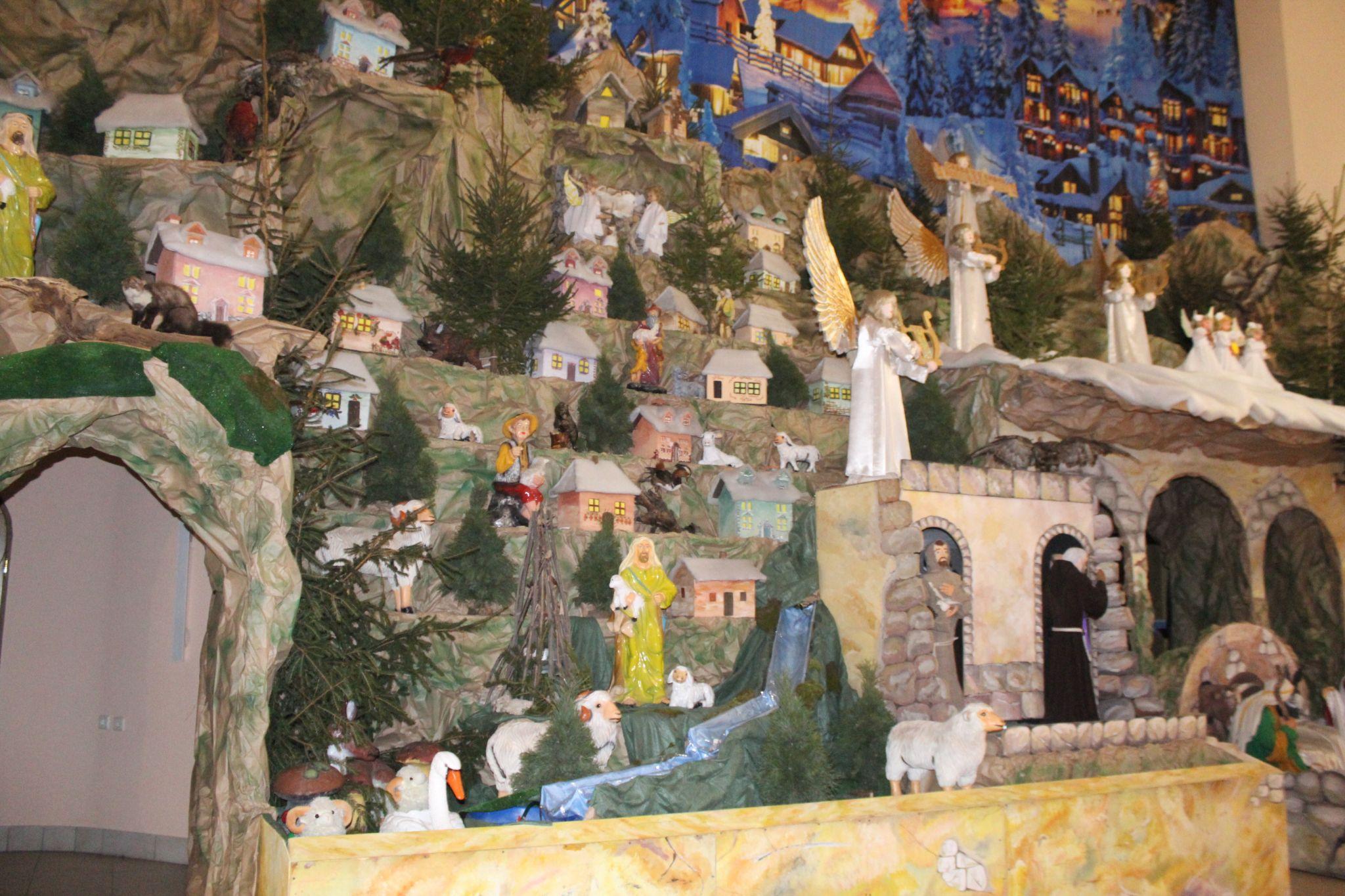 Новини Тернополя - фото з Біблійні персонажі та зруйновані війною будинки. Як виглядає найбільша в Україні Різдвяна шопка?