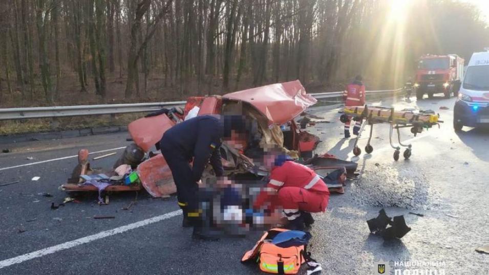 Смертельна троща біля Кароліни: водій ВАЗу врізався у вантажівку DAF