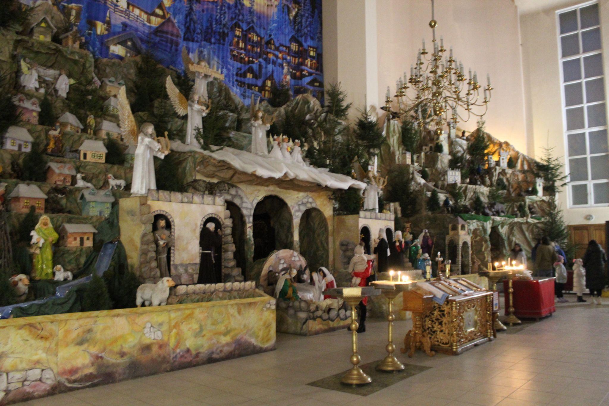 Новини Тернополя - фото з Біблійні персонажі та зруйновані війною будинки. Як виглядає найбільша в Україні Різдвяна шопка?