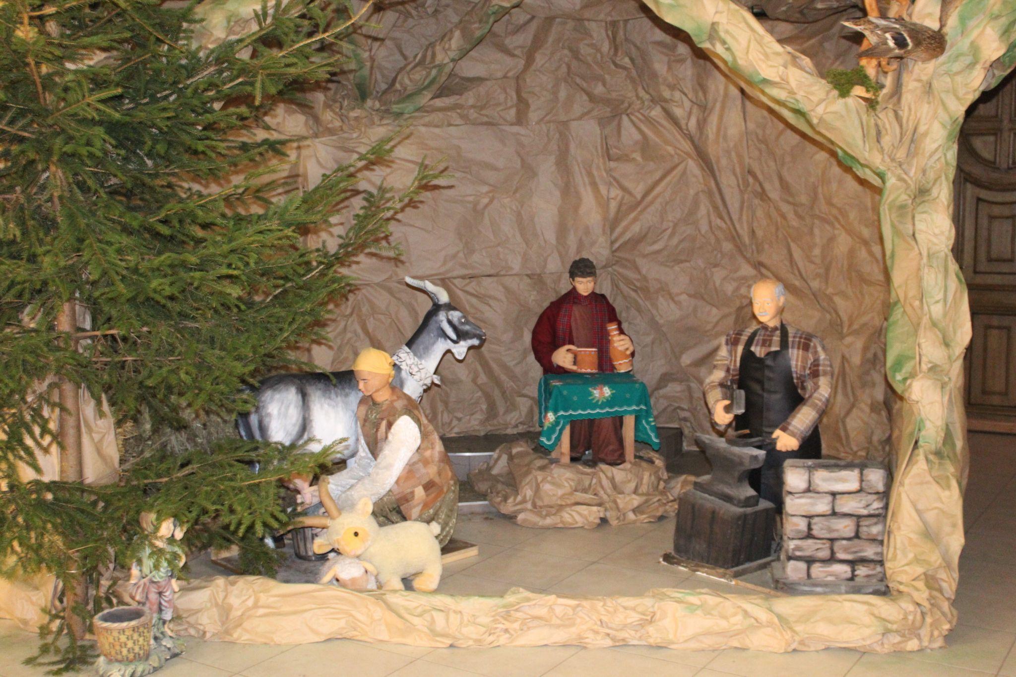 Новини Тернополя - фото з Біблійні персонажі та зруйновані війною будинки. Як виглядає найбільша в Україні Різдвяна шопка?